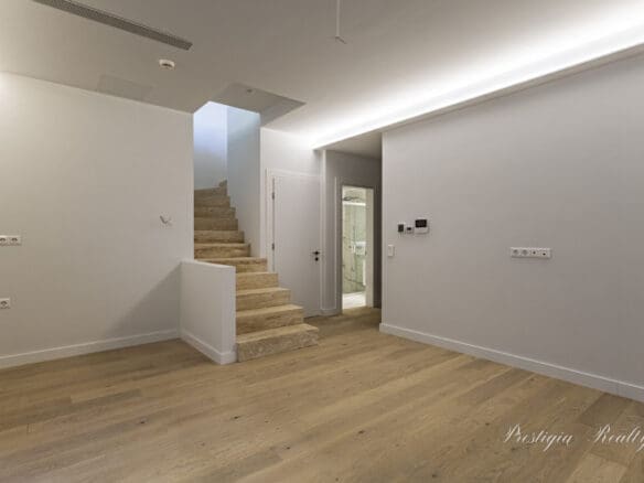 Amazing Maisonette 117 sq.m. for Sale in Voula with pool view