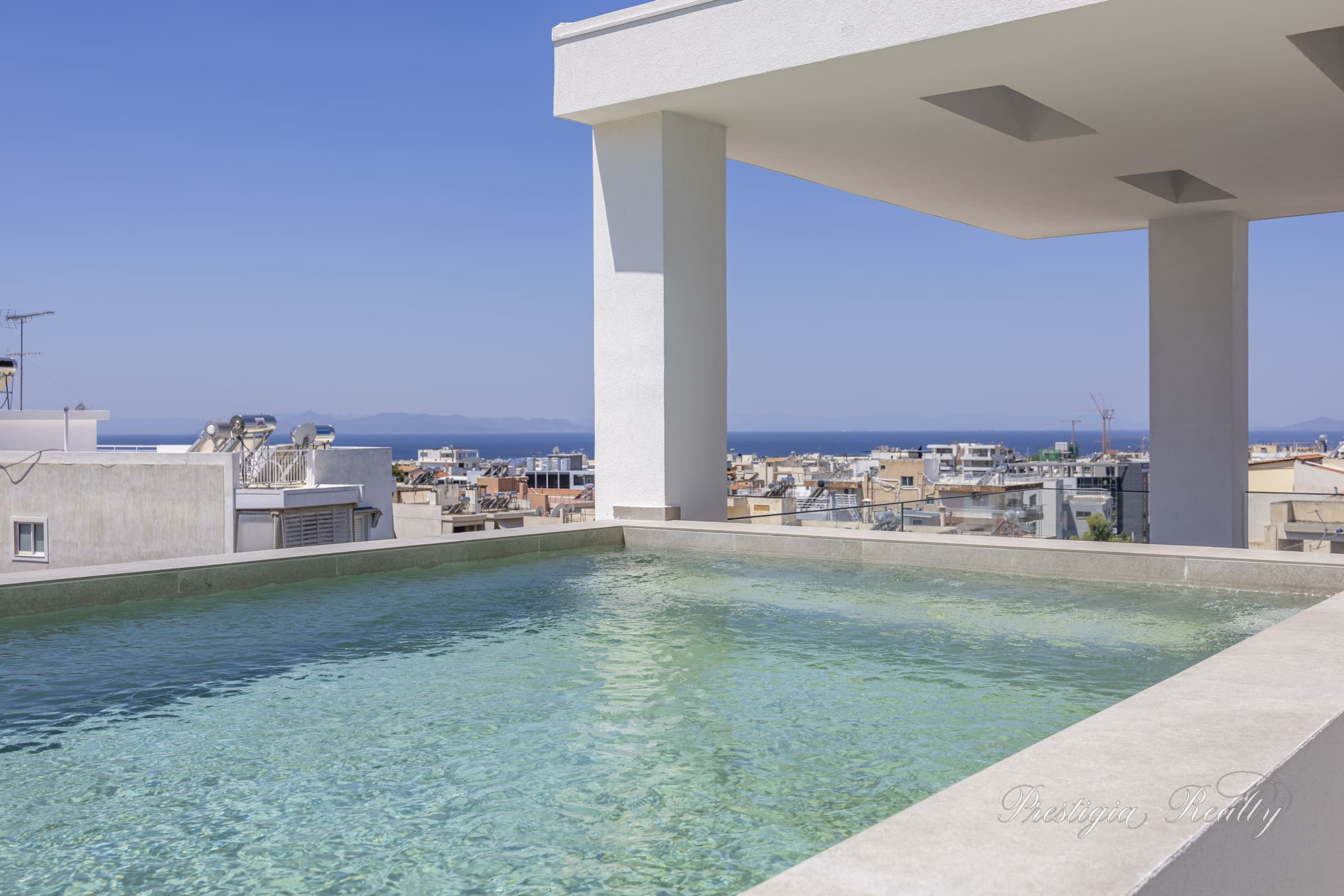 Sea & Sky – Elegant Penthouse with Rooftop Pool in Ano Glyfada